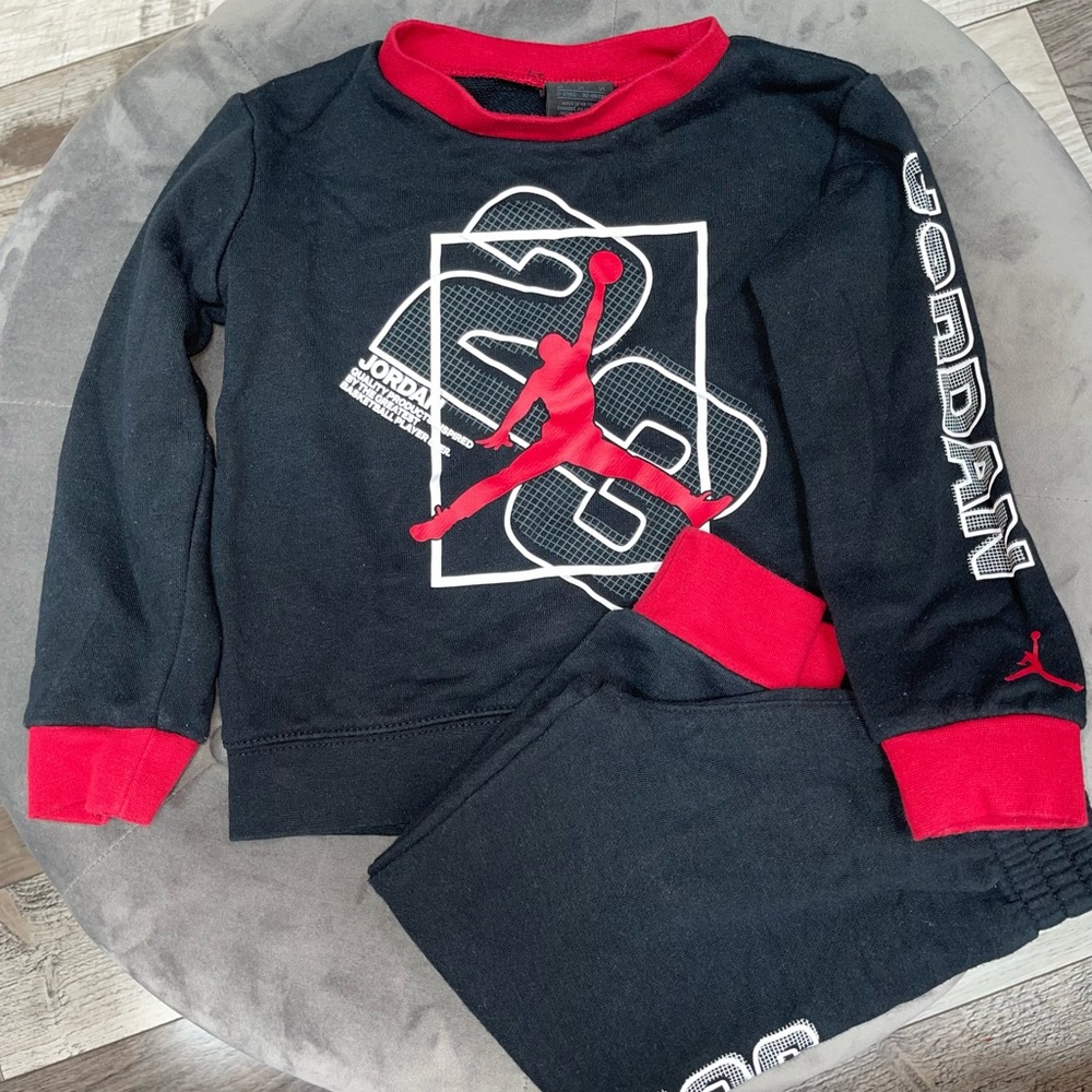 Jordan Boys 3T Sweatsuit.